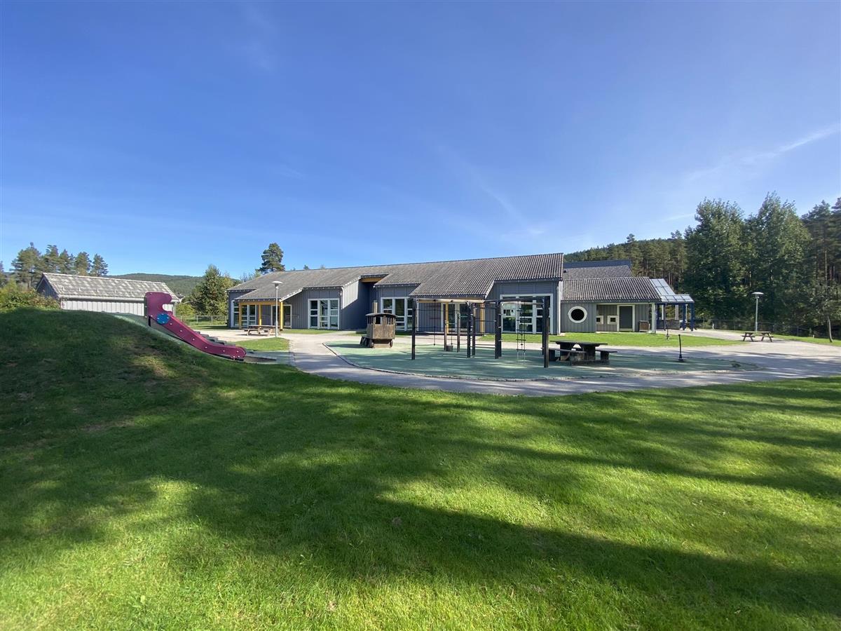 Bilder tatt av uteområdet til Oddeskogen barnehage 2023. - Klikk for stort bilde