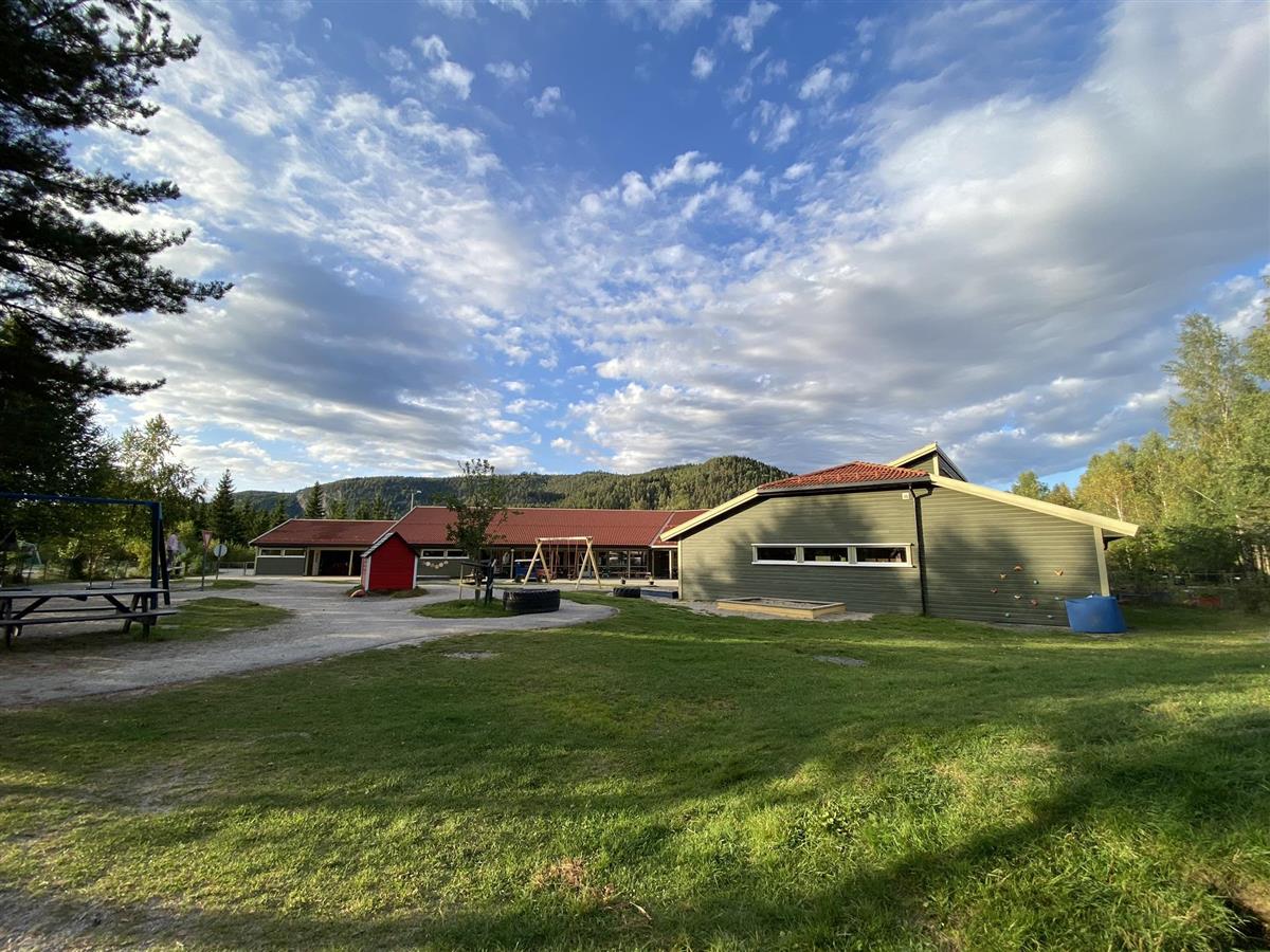 Bilder av uteområdet til Hornnes barnehage. Bildene er fra september 2023. - Klikk for stort bilde